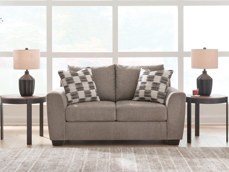 Loreo Loveseat